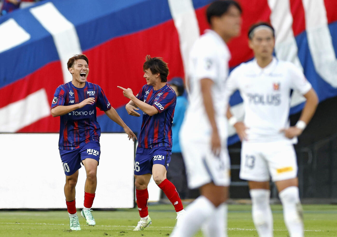FC東京－浦和　後半、チーム3点目のゴールを決め喜ぶFC東京・佐藤恵（左端）＝味スタ（共同）