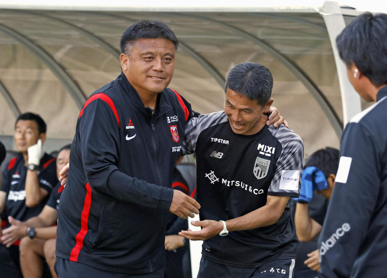 試合前、あいさつを交わす浦和・曺貴裁監督（左）とFC東京・松橋監督＝味スタ（共同）