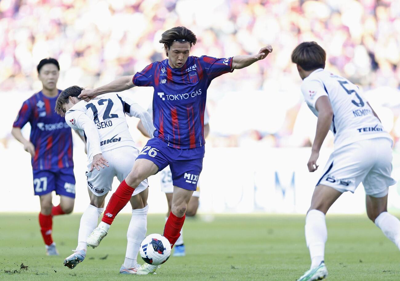 FC東京－浦和　前半、攻め込むFC東京・長倉（左手前）（共同）
