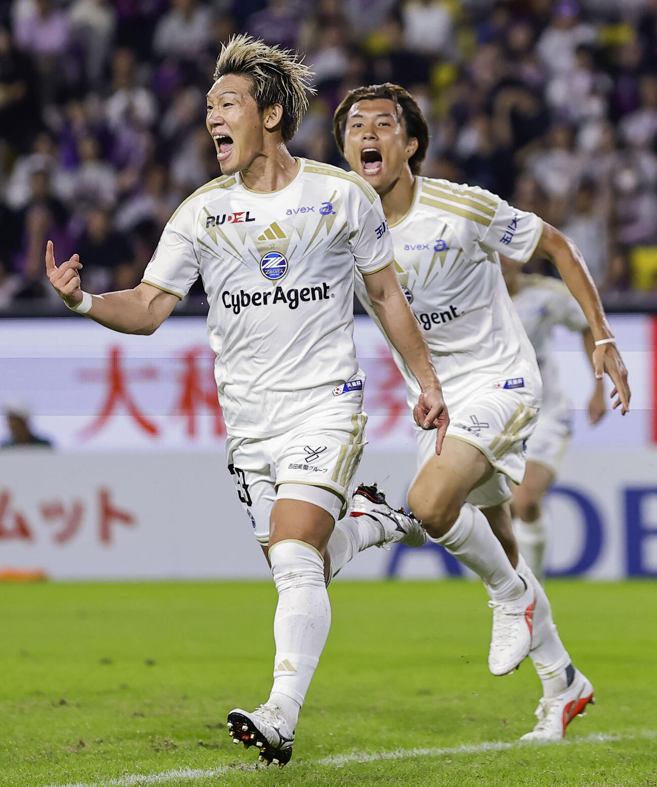 京都対町田　後半、決勝ゴールを決め、駆け出す町田明本（左）（共同）