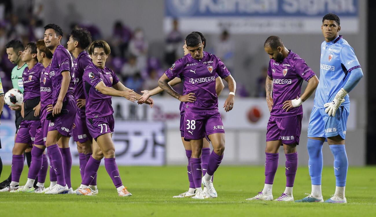 町田に敗れ、肩を落とす京都イレブン(共同)