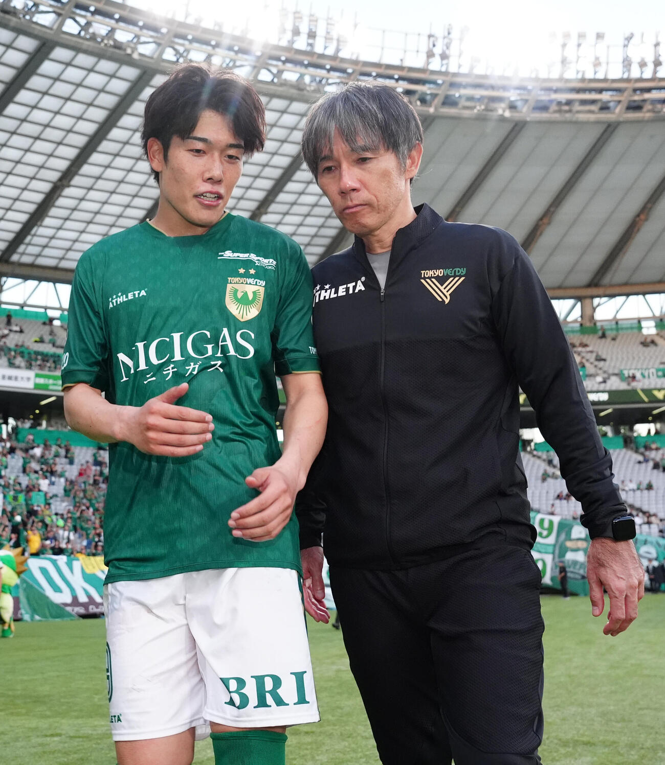 東京V対広島　試合後、東京V染野唯月（左）と言葉を交わす相馬直樹監督（撮影・江口和貴）