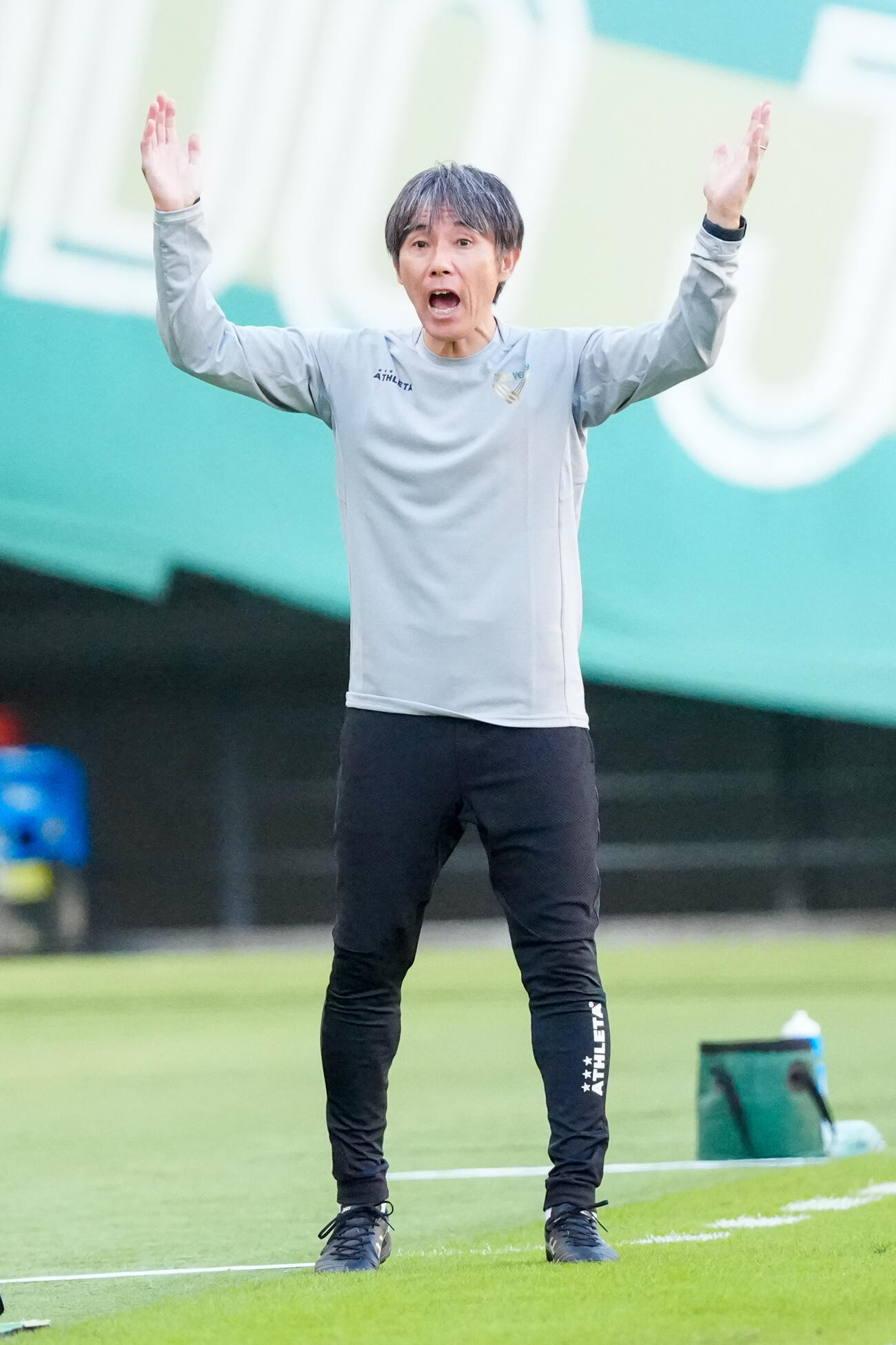 東京V対広島　前半、アピールする東京V相馬直樹監督（撮影・江口和貴）