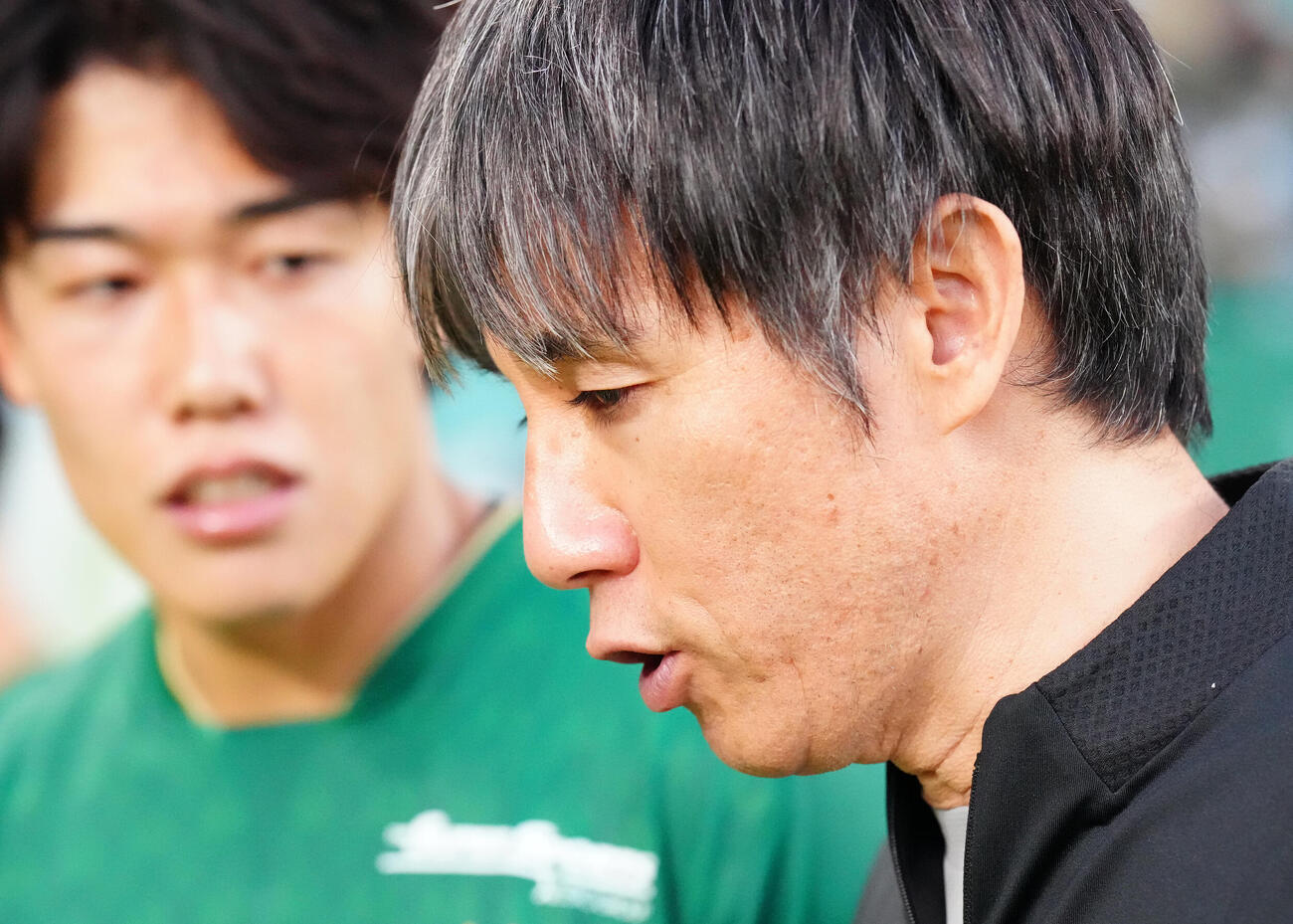 東京V対広島　試合後、東京V染野唯月（左）と言葉を交わす相馬直樹監督（撮影・江口和貴）
