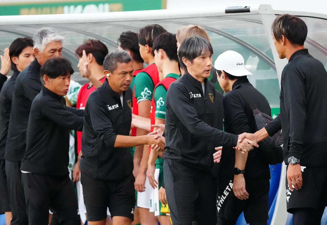 東京V対広島　試合後、選手たちと握手を交わす東京V相馬直樹監督（右から3人目）（撮影・江口和貴）