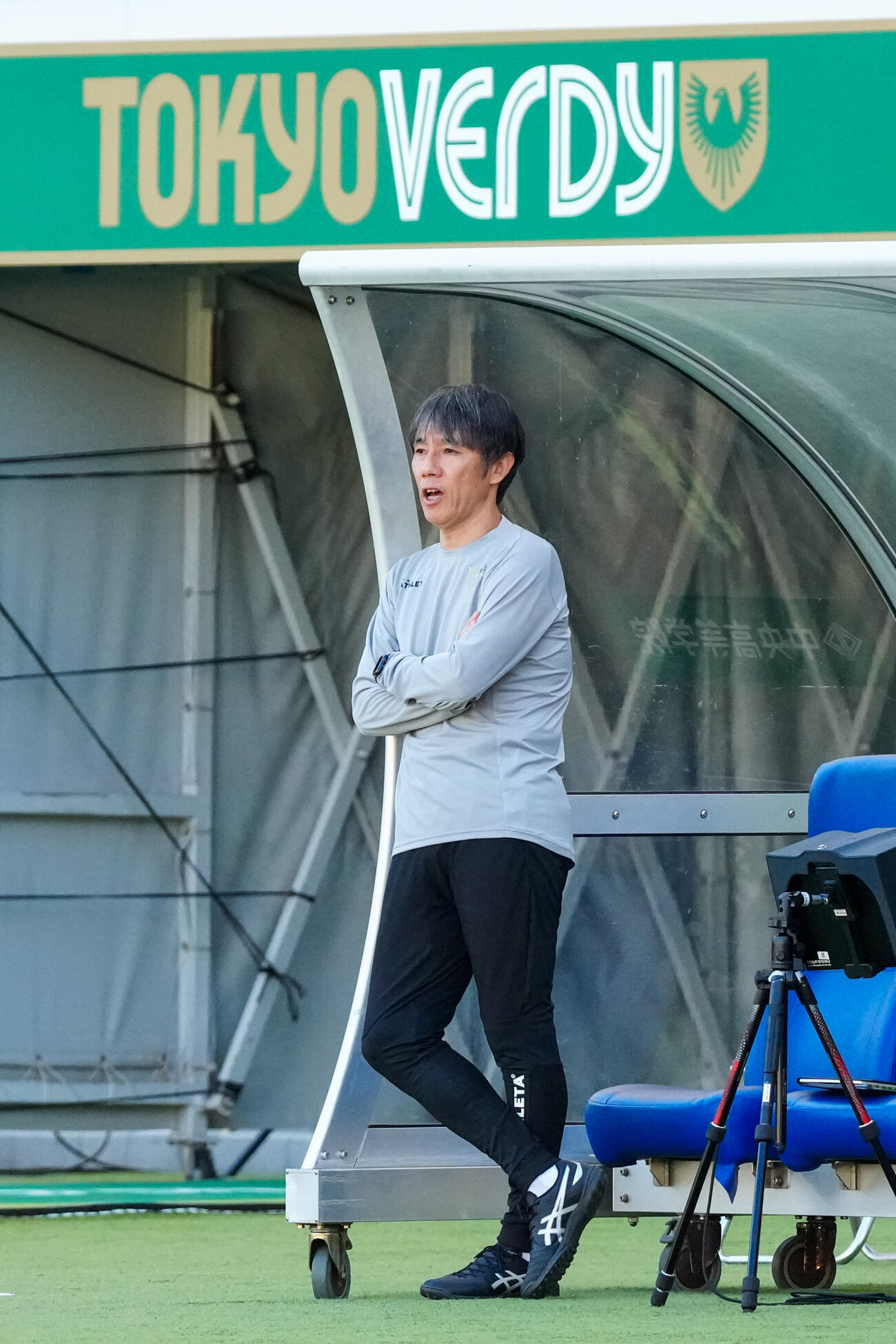 東京V対広島　試合前練習を見つめる東京V相馬直樹監督（撮影・江口和貴）