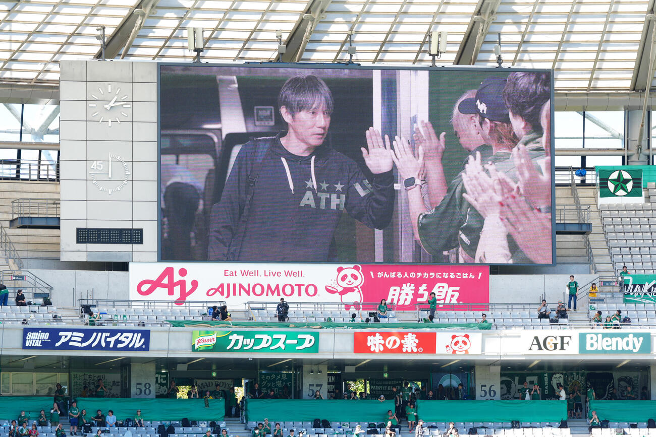 東京V対広島　試合前、スタジアムに到着した東京V相馬直樹監督を映し出すビジョン（撮影・江口和貴）