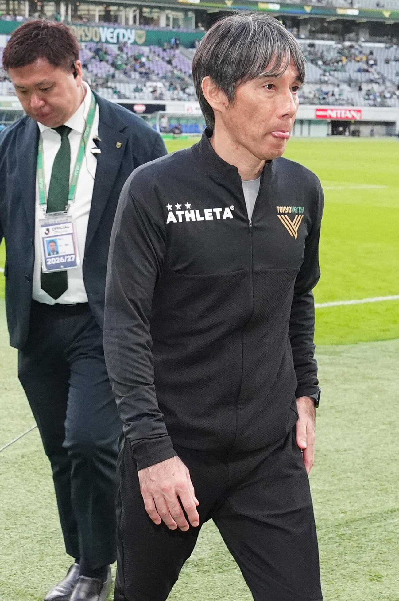 東京V対広島　試合後、サポーターへあいさつに向かう東京V相馬直樹監督（右）（撮影・江口和貴）