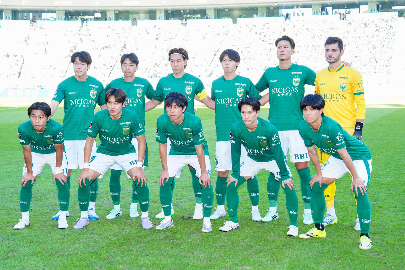 東京V対広島　試合前、集合写真に納まる東京Vの選手たち（撮影・江口和貴）