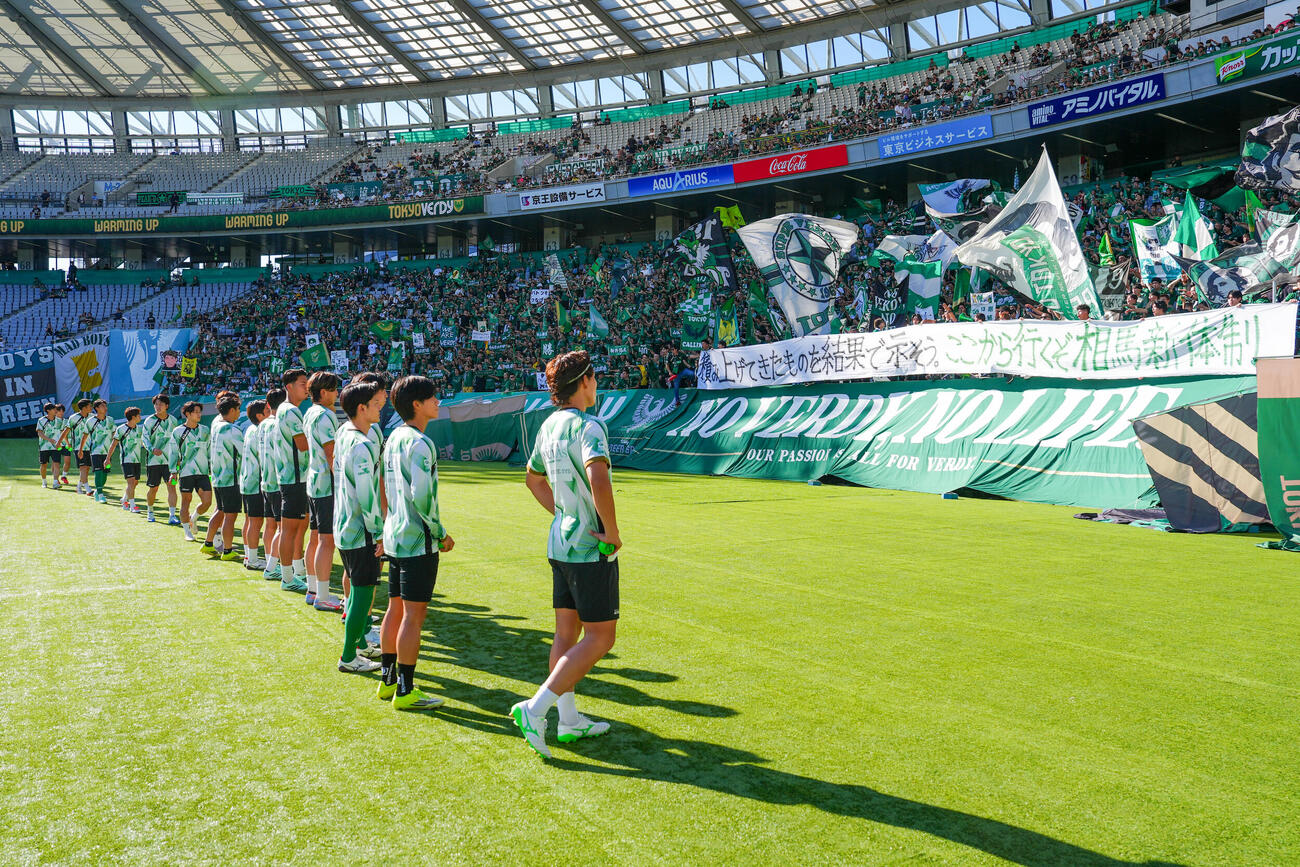 東京V対広島　試合前、メッセージを記した横断幕を掲げる東京Vサポーター（撮影・江口和貴）
