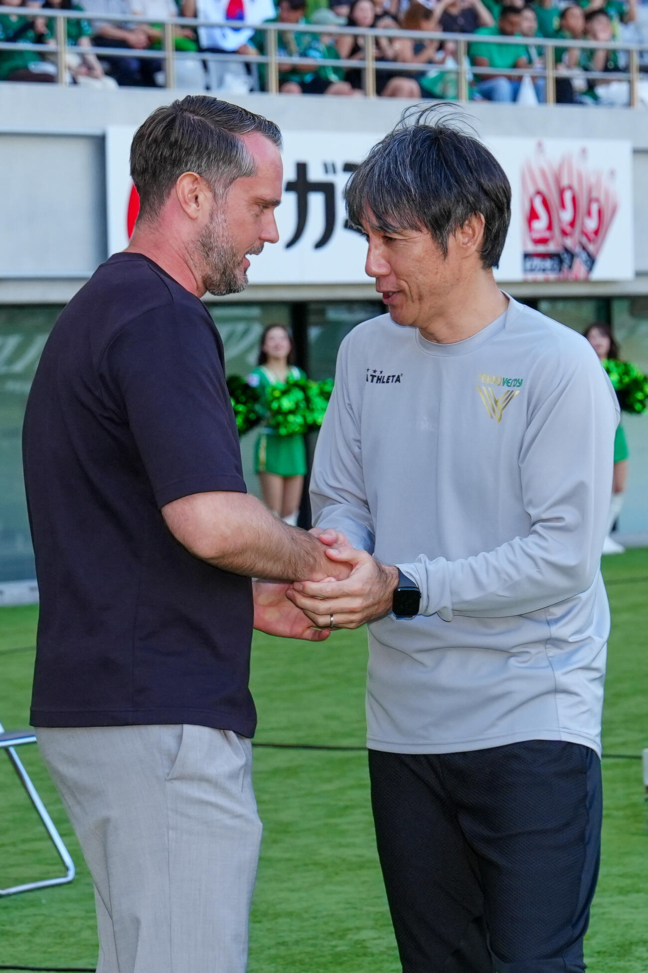 東京V対広島　試合前、握手を交わす東京V相馬直樹監督（右）と広島バルトシュ・ガウル監督（撮影・江口和貴）