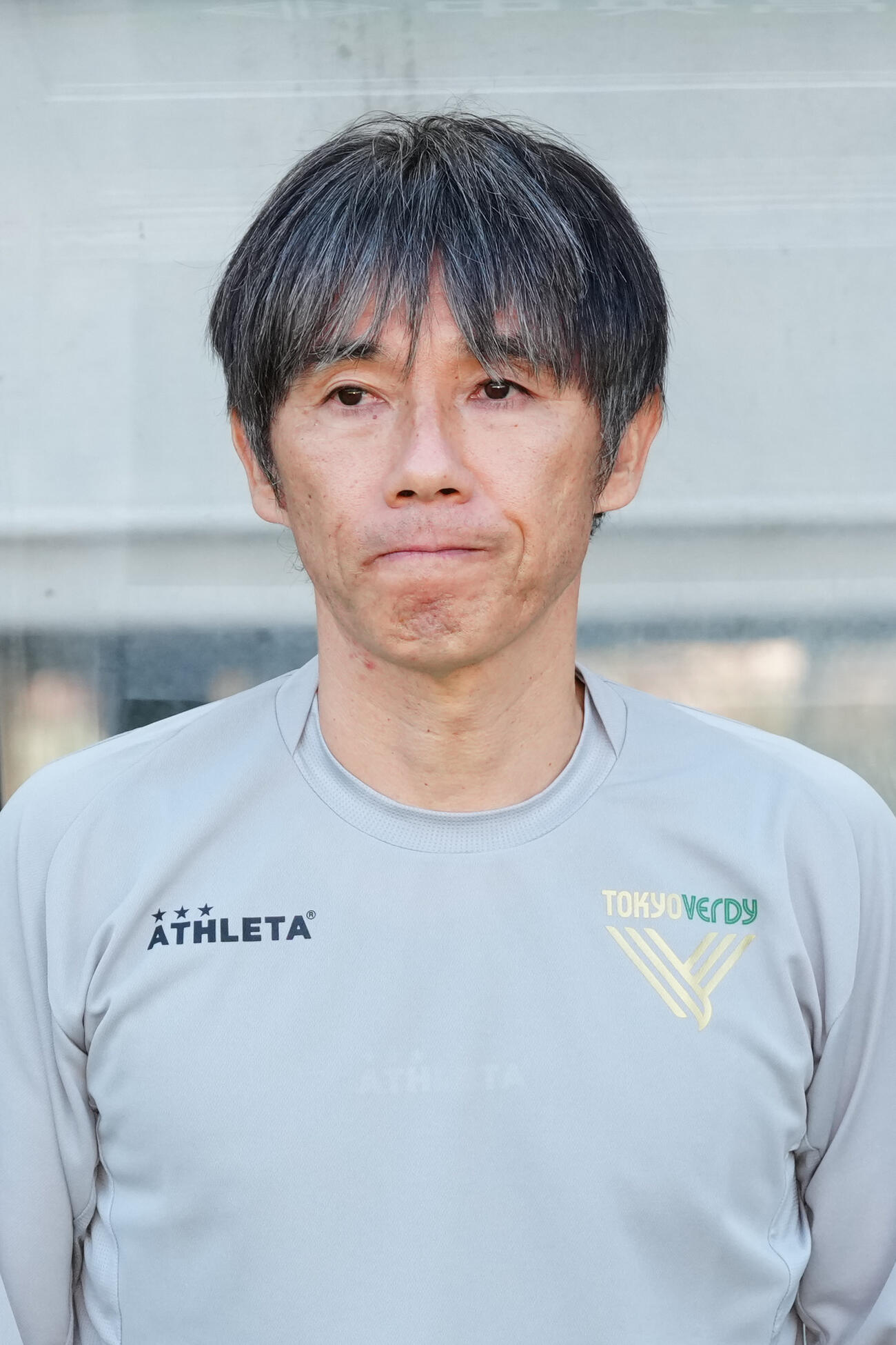 東京V対広島　試合前、ベンチ前に立つ東京V相馬直樹監督（撮影・江口和貴）
