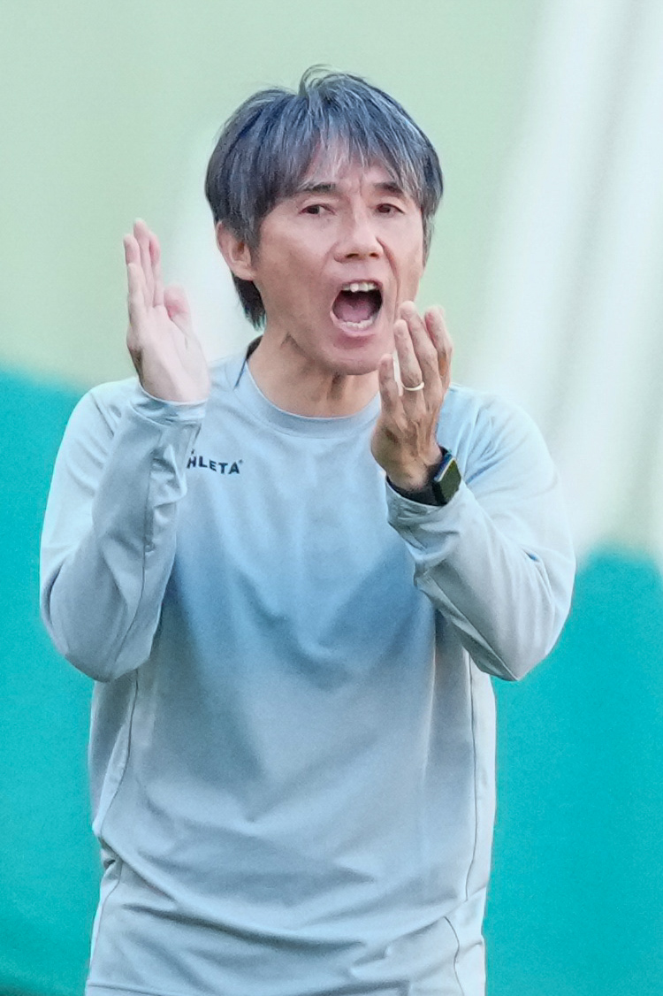 東京V対広島　前半、声を上げ、拍手する東京V相馬直樹監督（撮影・江口和貴）