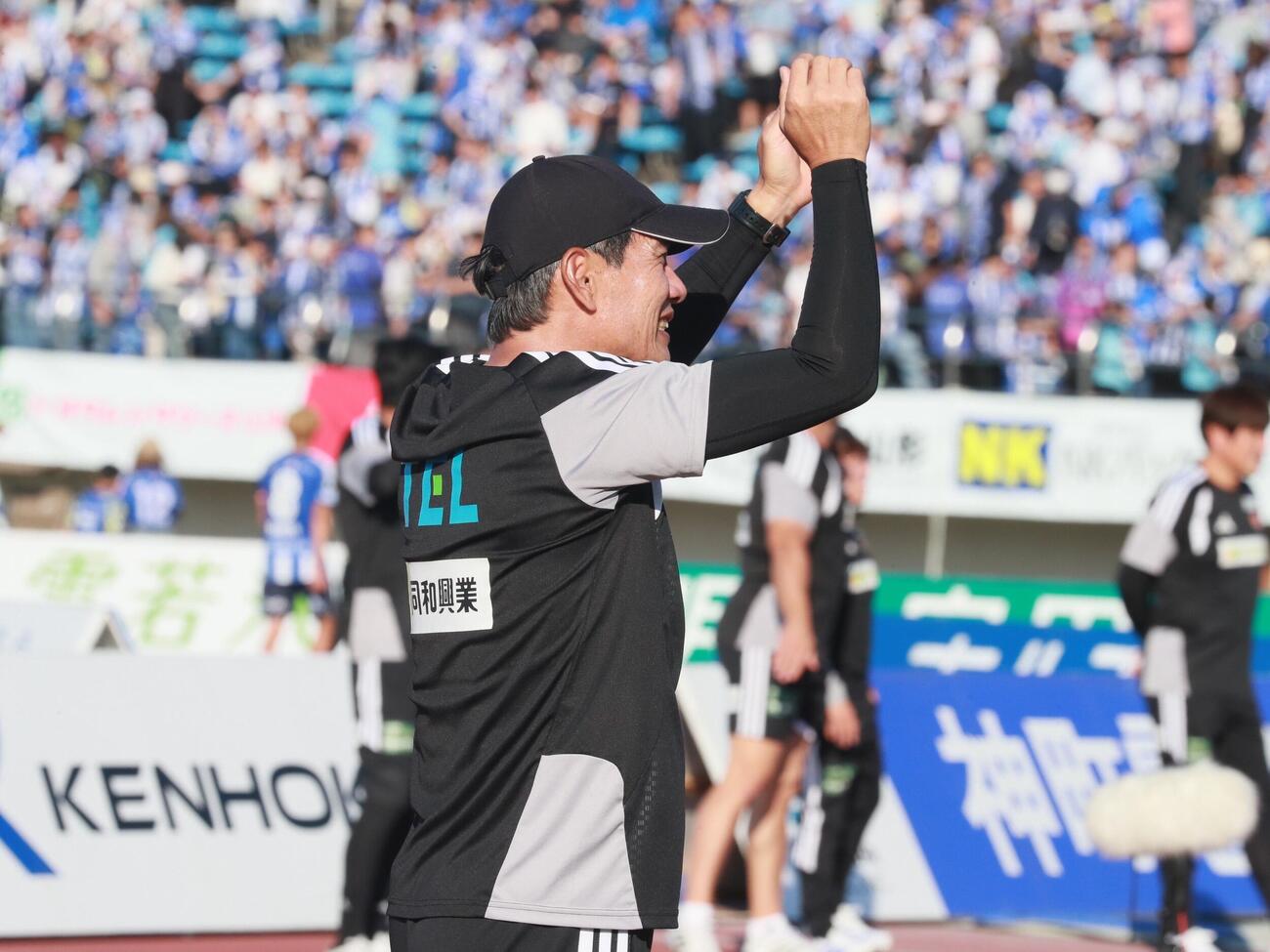 山形対仙台　みちのくダービーを制し笑顔の仙台・森山佳郎監督（撮影・高橋香奈）