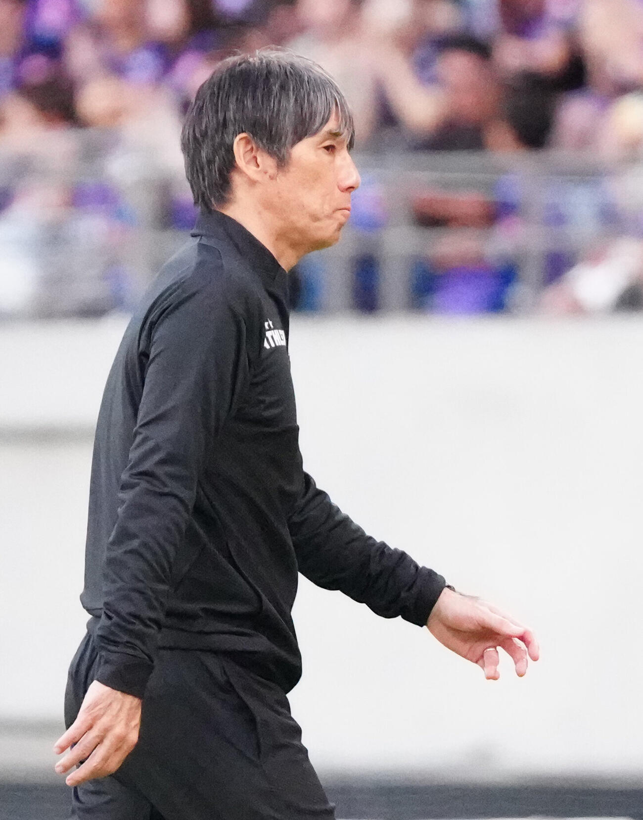 東京V対広島　試合終了のホイッスルを聞き、厳しい表情でベンチに引き揚げる東京V相馬直樹監督（撮影・江口和貴）
