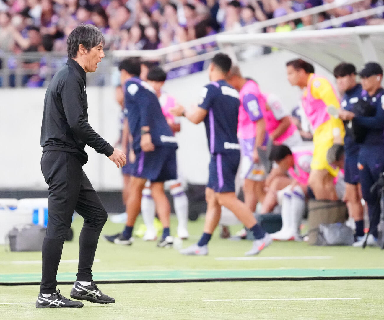 東京V対広島　試合終了のホイッスルを聞き、厳しい表情でベンチに引き揚げる東京V相馬直樹監督（撮影・江口和貴）