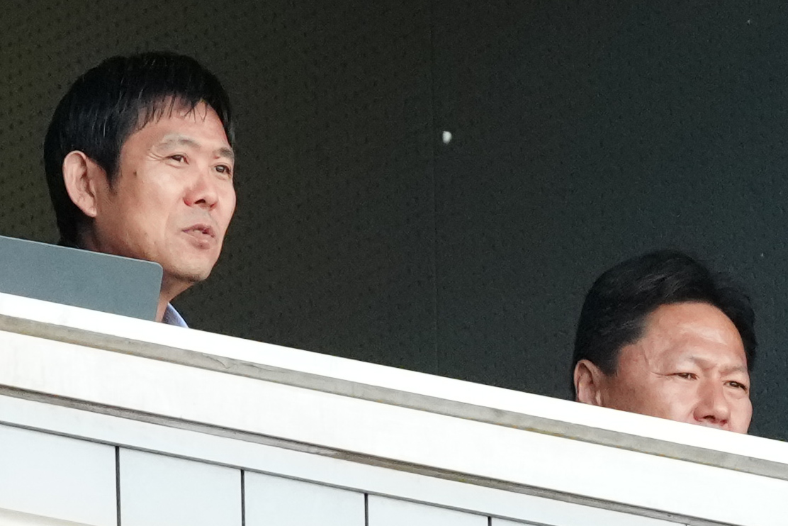東京Vー広島戦を視察する日本代表の森保一監督（左）とUー21日本代表の大岩剛監督（撮影・江口和貴）