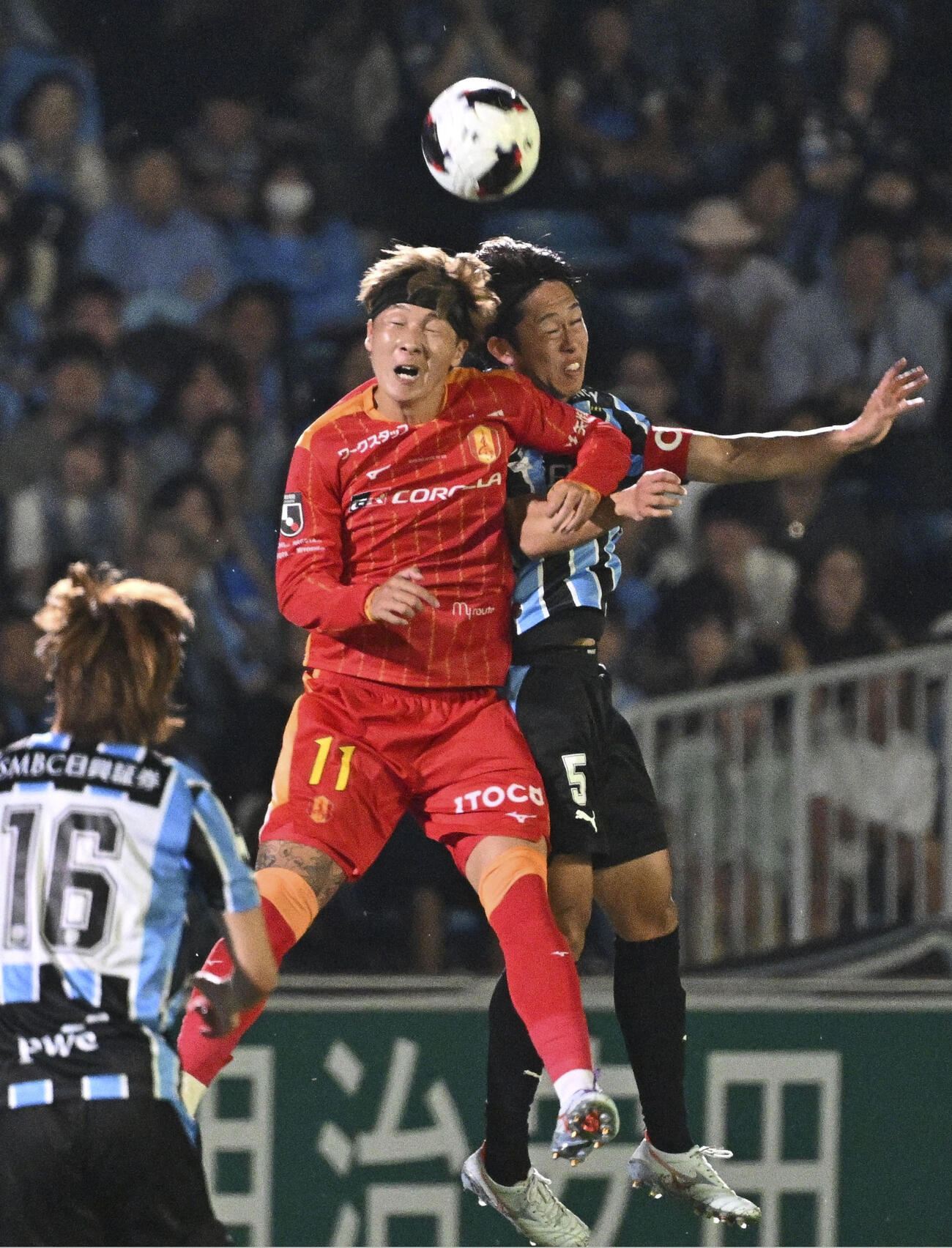 川崎－名古屋　後半、ヘディングで競り合う名古屋・山岸（左）と川崎・佐々木＝U等々力（共同）