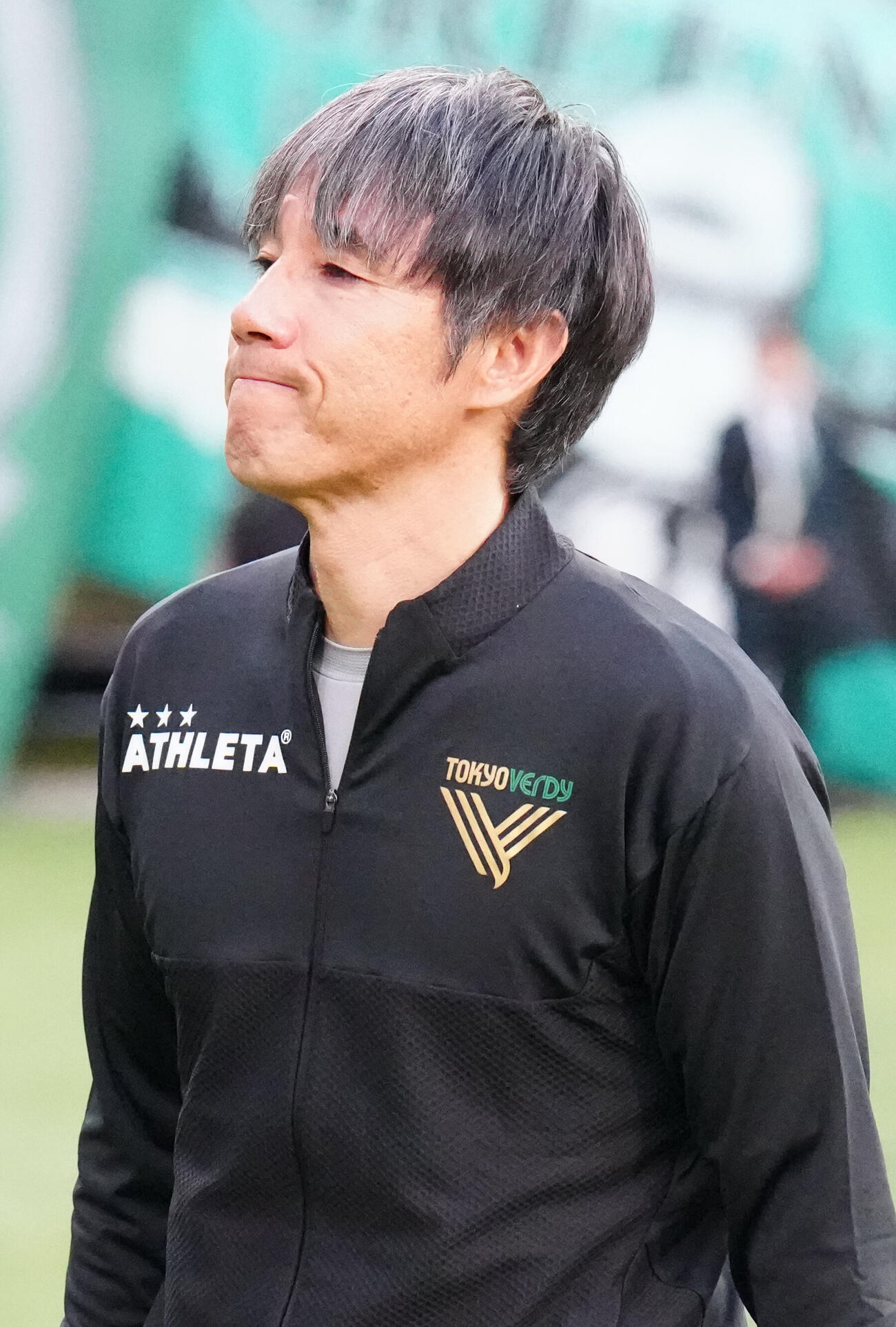 東京V対広島　試合後、サポーターにあいさつする東京V相馬直樹監督（撮影・江口和貴）
