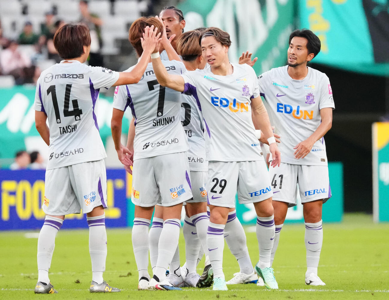 東京V対広島　試合後、チームメートとタッチを交わす広島浅野拓磨（中央右）（撮影・江口和貴）