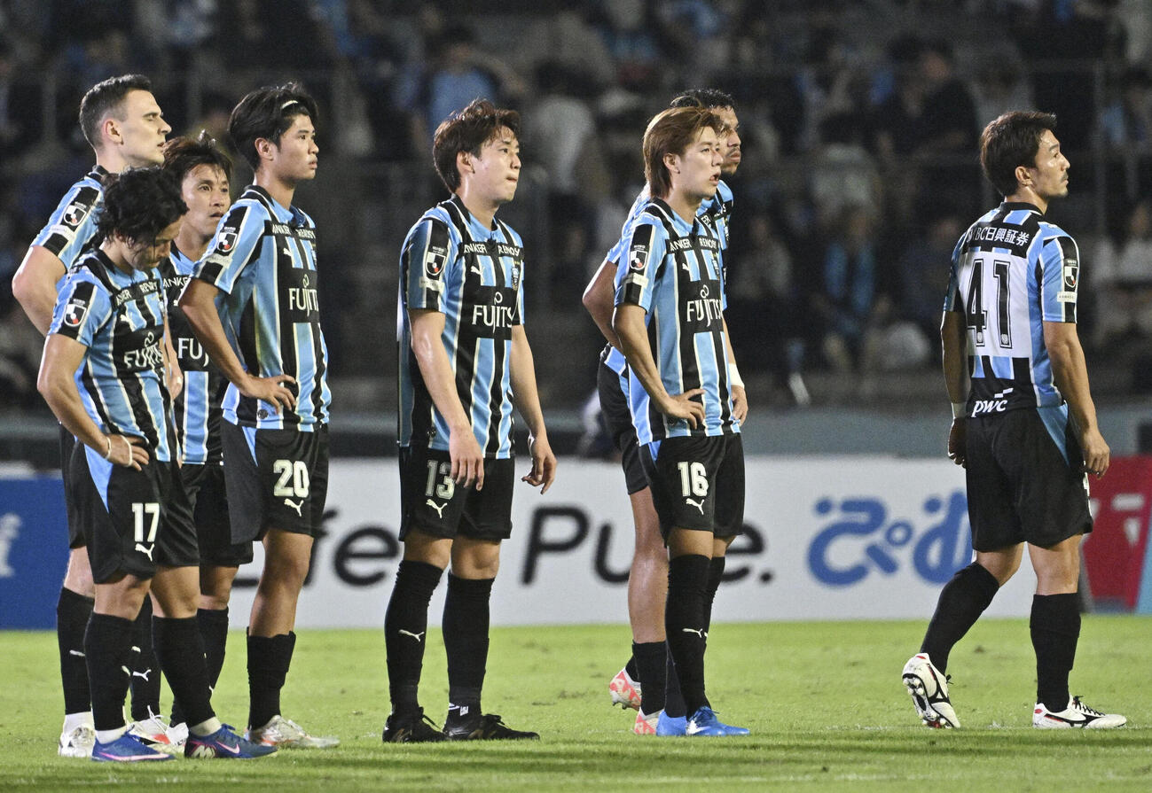 名古屋に敗れ、ぼうぜんとする川崎Fイレブン（共同）