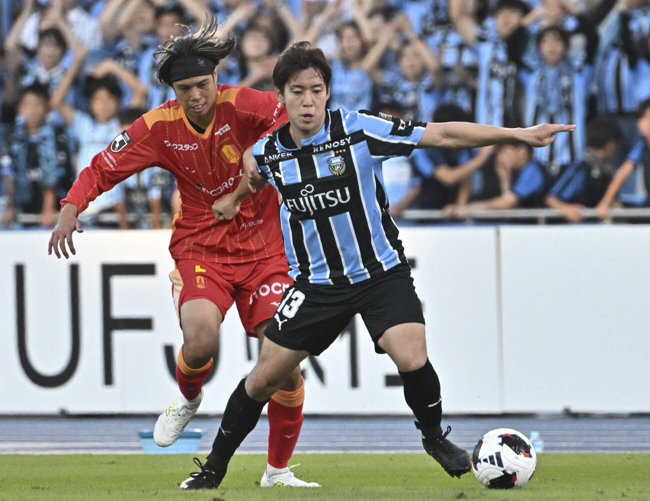 川崎F－名古屋　前半、攻め込む川崎F三浦。左は名古屋野上（共同）