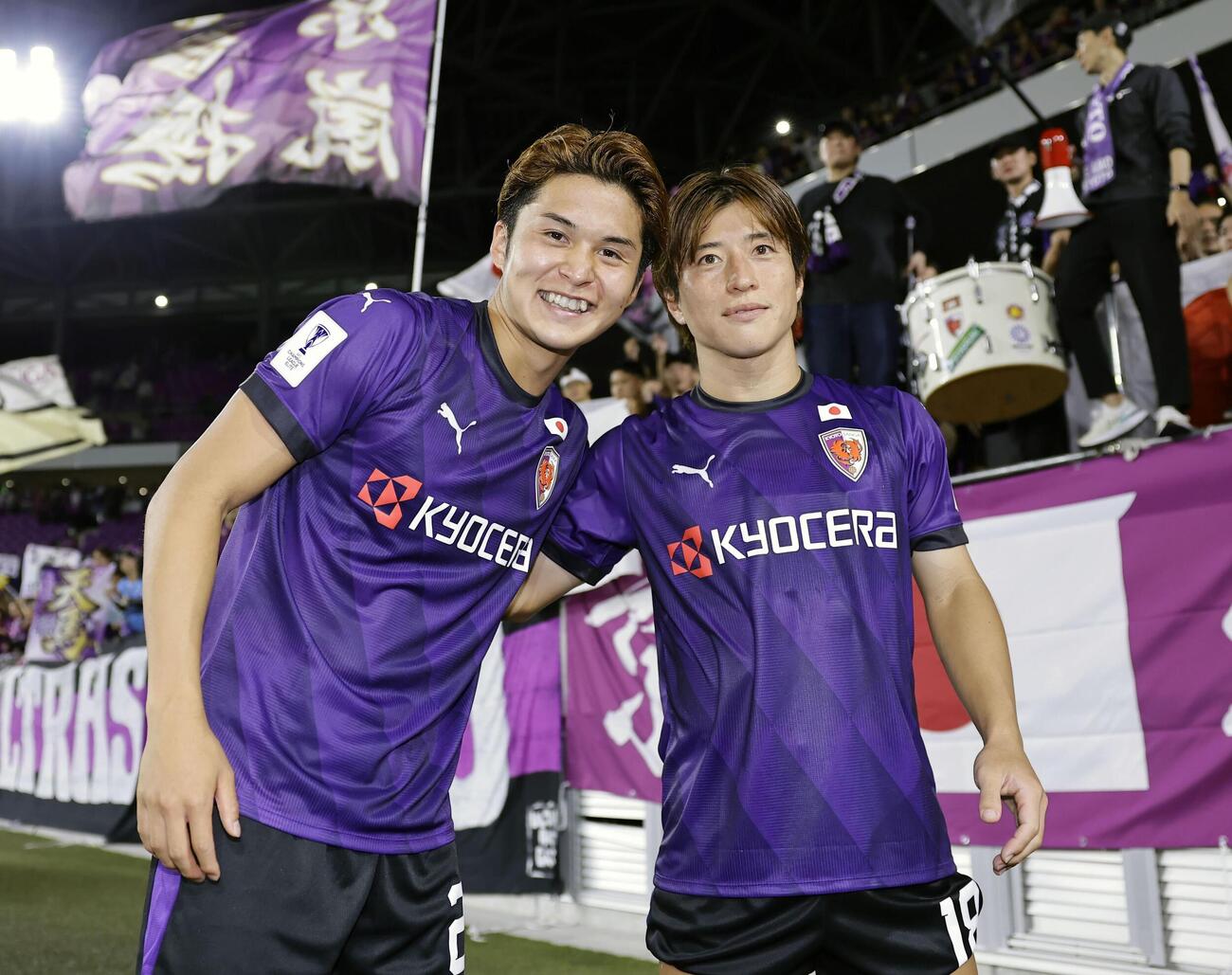 ラチャブリに勝利し、写真に納まる京都の尹（左）と松田＝サンガS