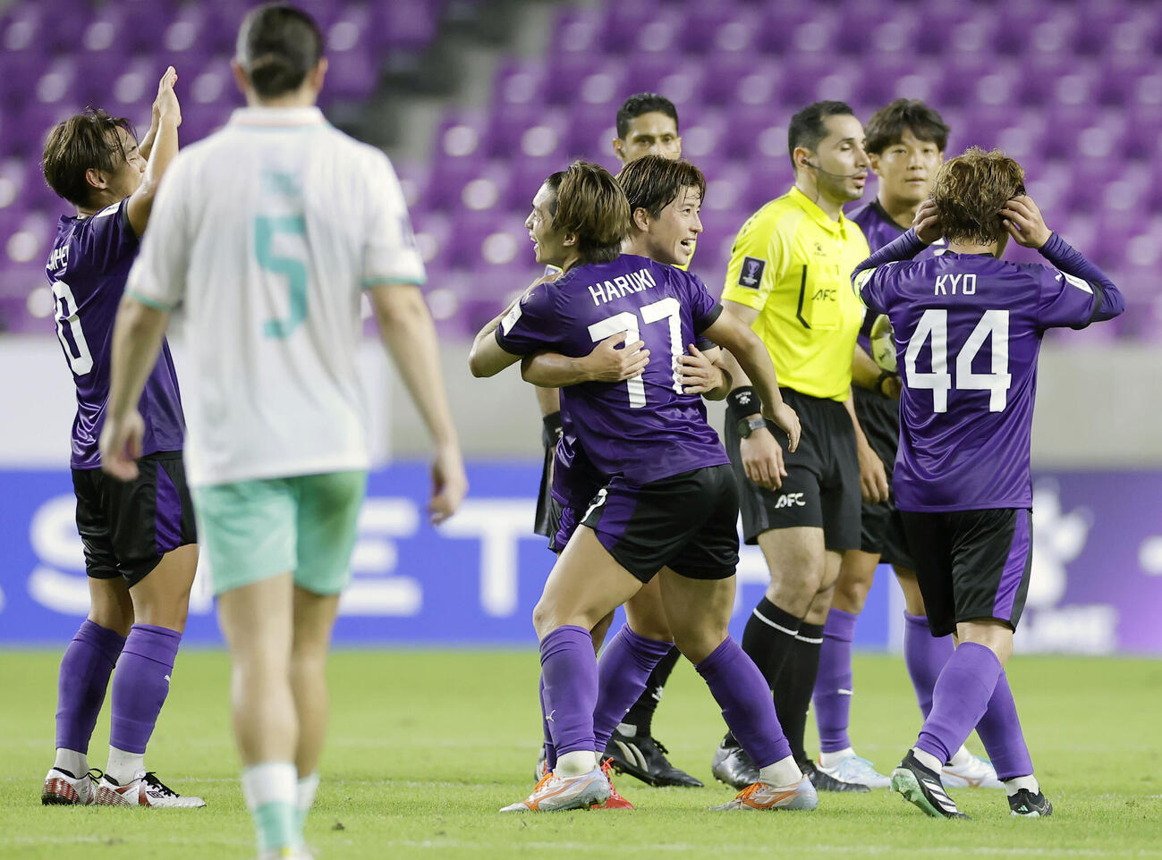 ラチャブリに勝利し、抱き合って喜ぶ松田（奥左から3人目）ら京都イレブン＝サンガS