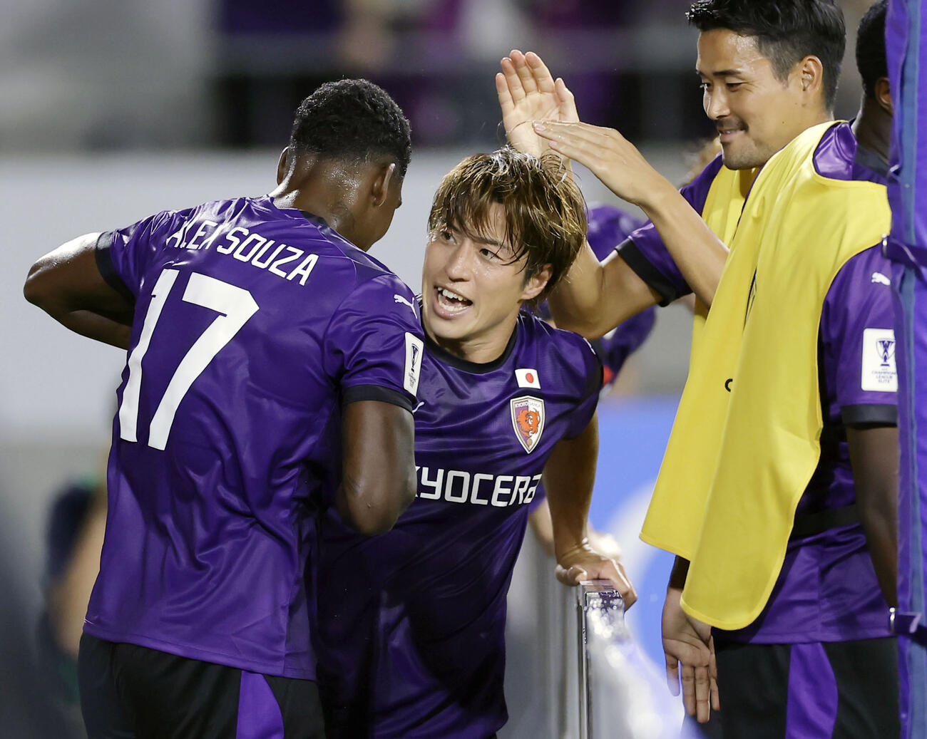 京都－ラチャブリ　後半、決勝ゴールを決め祝福される京都・松田（中央）＝サンガS（共同）