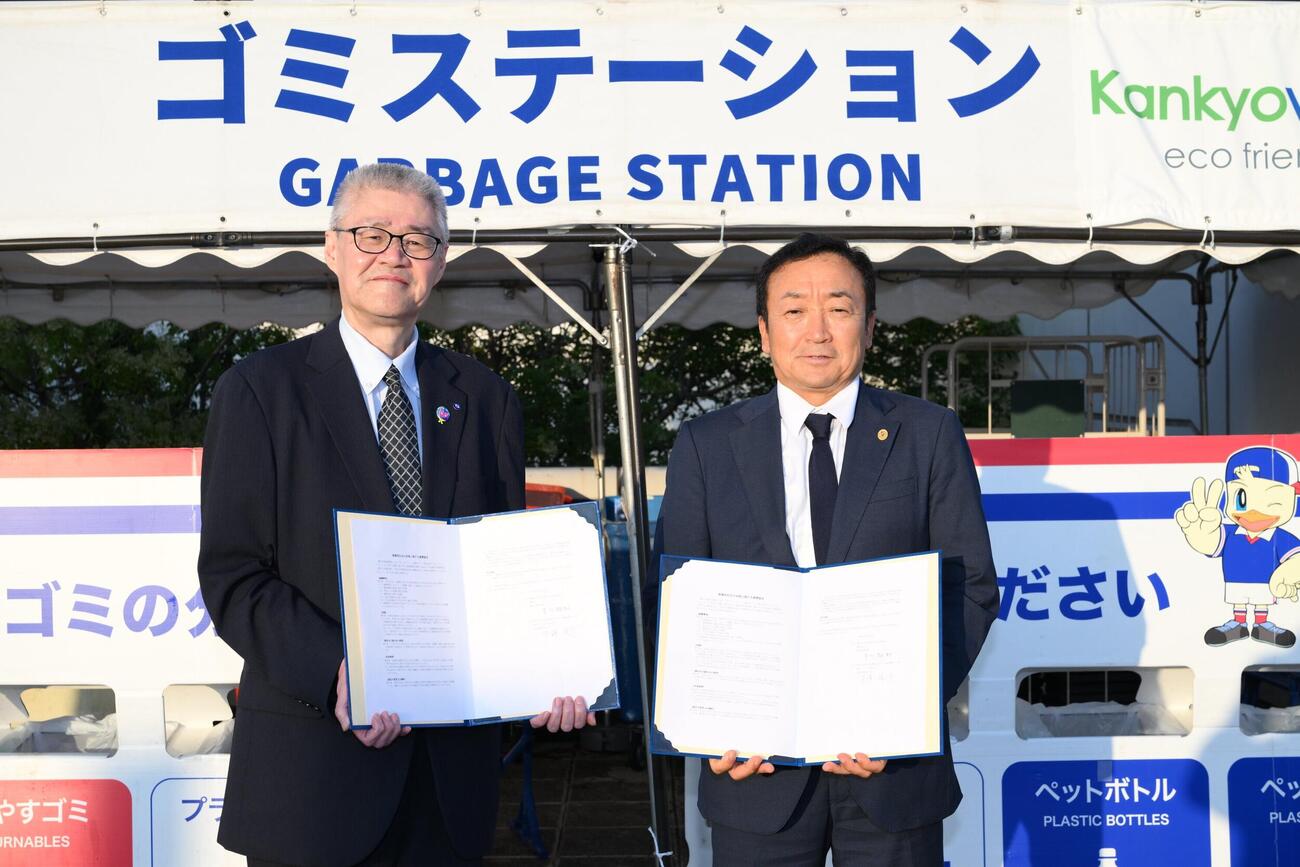 循環型社会の実現に関する連携を結んだ横浜の芦澤俊介社長（右）と横浜市資源循環局の吉川雅和局長（横浜F・マリノス提供）