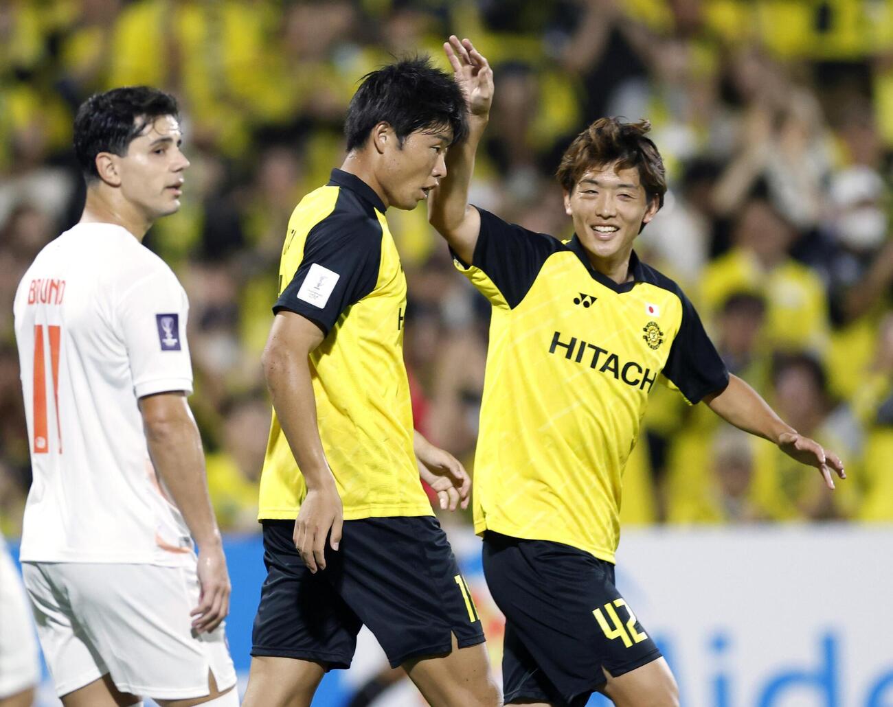 柏－ポート　前半、チーム2点目のゴールを決め原田（右）に祝福される柏・垣田（中央）(共同)