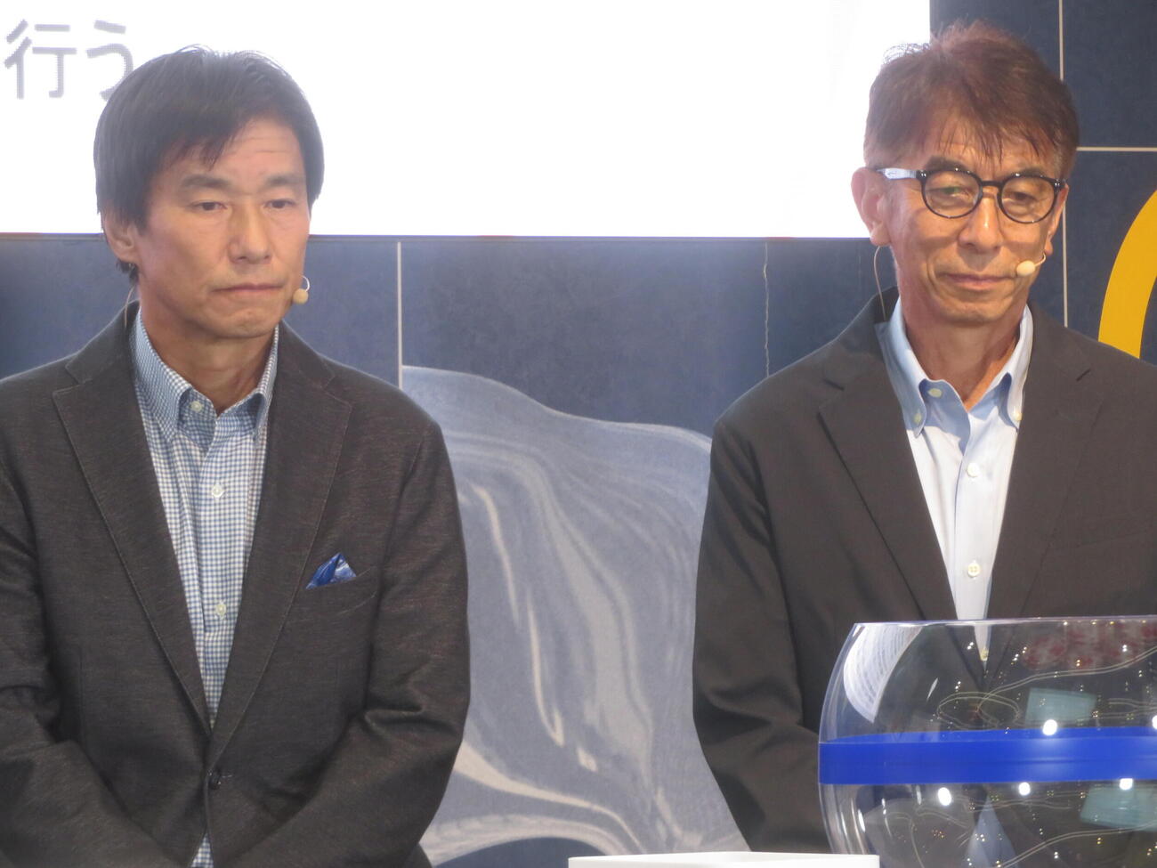 天皇杯4回戦の組み合わせ抽選会に出席した元日本代表の中山雅史氏（左）と井原正巳氏