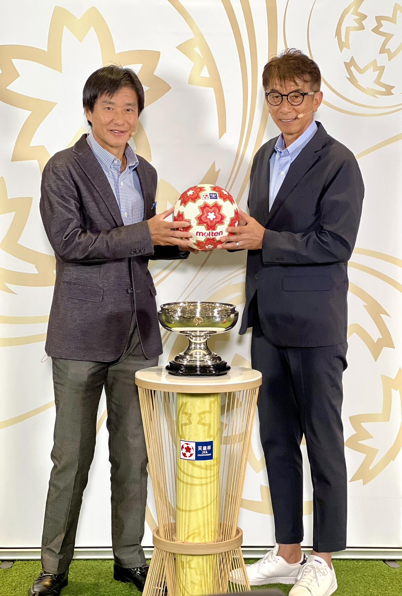 天皇杯4回戦の組み合わせ抽選会に出席した元日本代表の中山雅史氏（左）と井原正巳氏