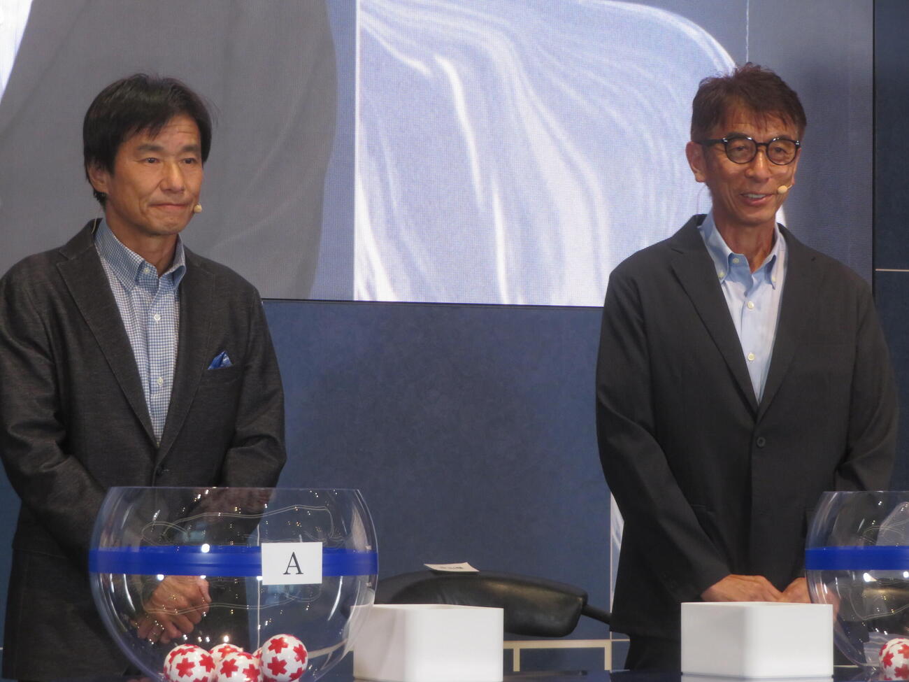 天皇杯4回戦の組み合わせ抽選会に出席した元日本代表の中山雅史氏（左）と井原正巳氏