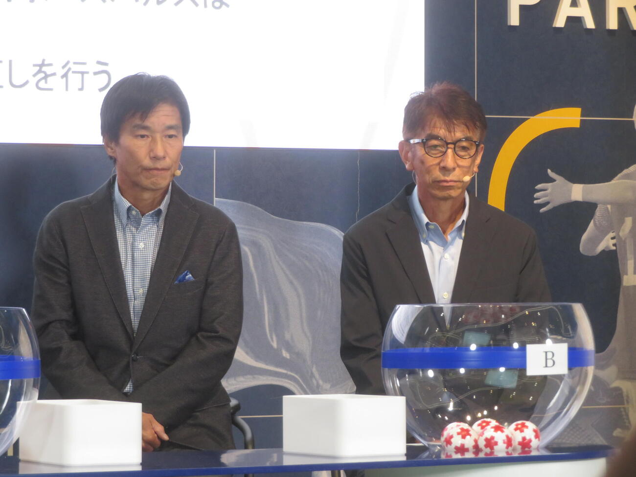 天皇杯4回戦の組み合わせ抽選会に出席した元日本代表の中山雅史氏（左）と井原正巳氏
