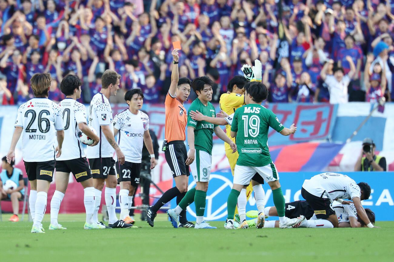 東京V対東京　前半、東京稲村隼翔への危険なプレーで退場となる東京V染野唯月（撮影・宮地輝）