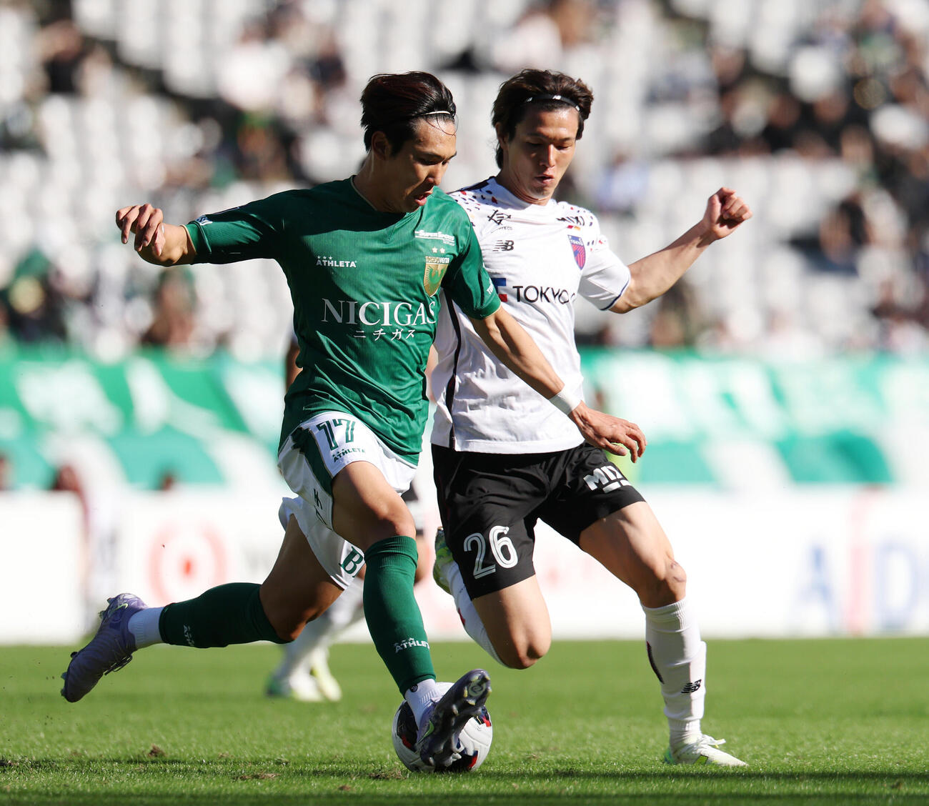 東京V対東京　前半、競り合う東京Vキム・ヒョンウ（左）と東京長倉幹樹（撮影・宮地輝）