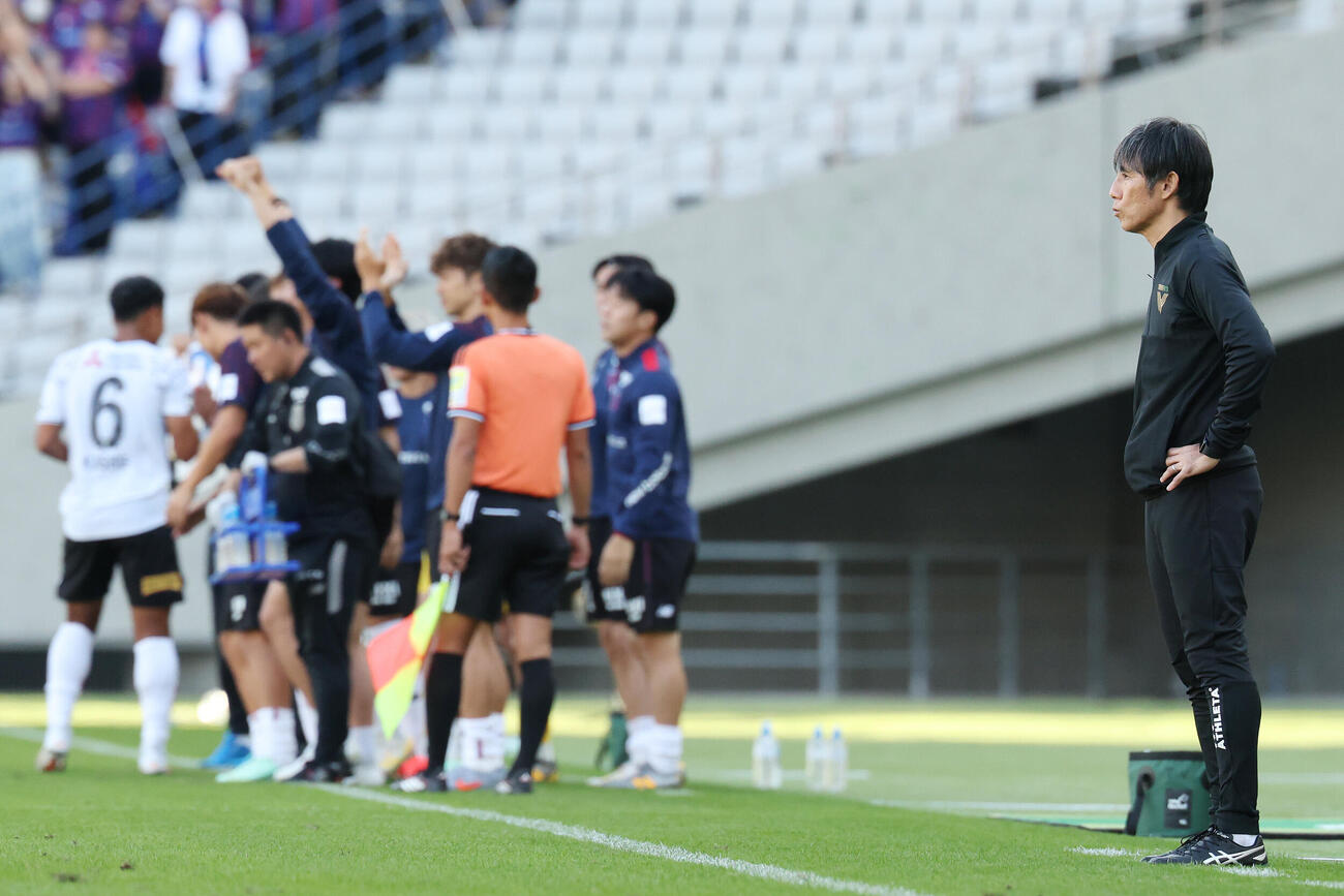 東京V対東京　前半、先制ゴールを許し厳しい表情の東京V相馬直樹監督（撮影・宮地輝）