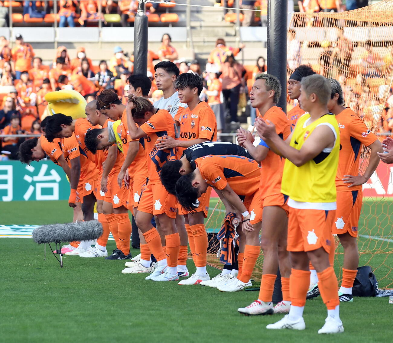 清水対G大阪　試合後、スタンドにあいさつする清水の選手たち