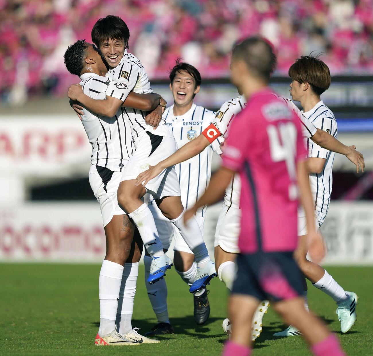 C大阪対川崎F　前半、ゴールを決め抱き合って喜ぶ川崎の橘田（左から2人目）（共同）