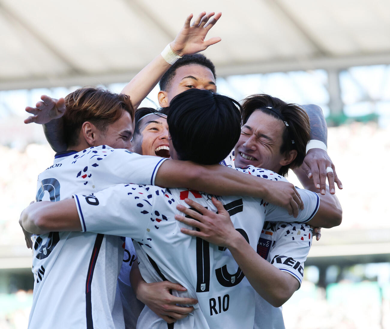 東京V対東京　後半、ゴールを決めチームメートと喜ぶ東京長倉幹樹（右）（撮影・宮地輝）