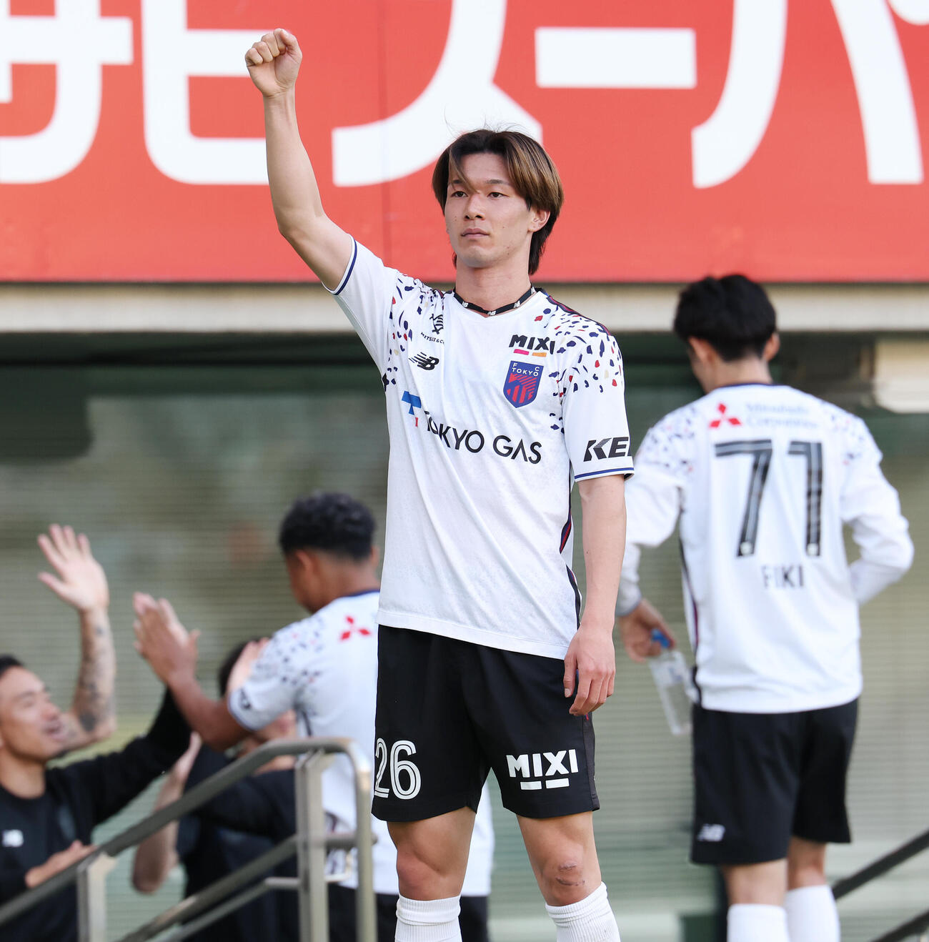 東京V対東京　ダービーを制しサポーターと喜ぶ東京長倉幹樹（撮影・宮地輝）