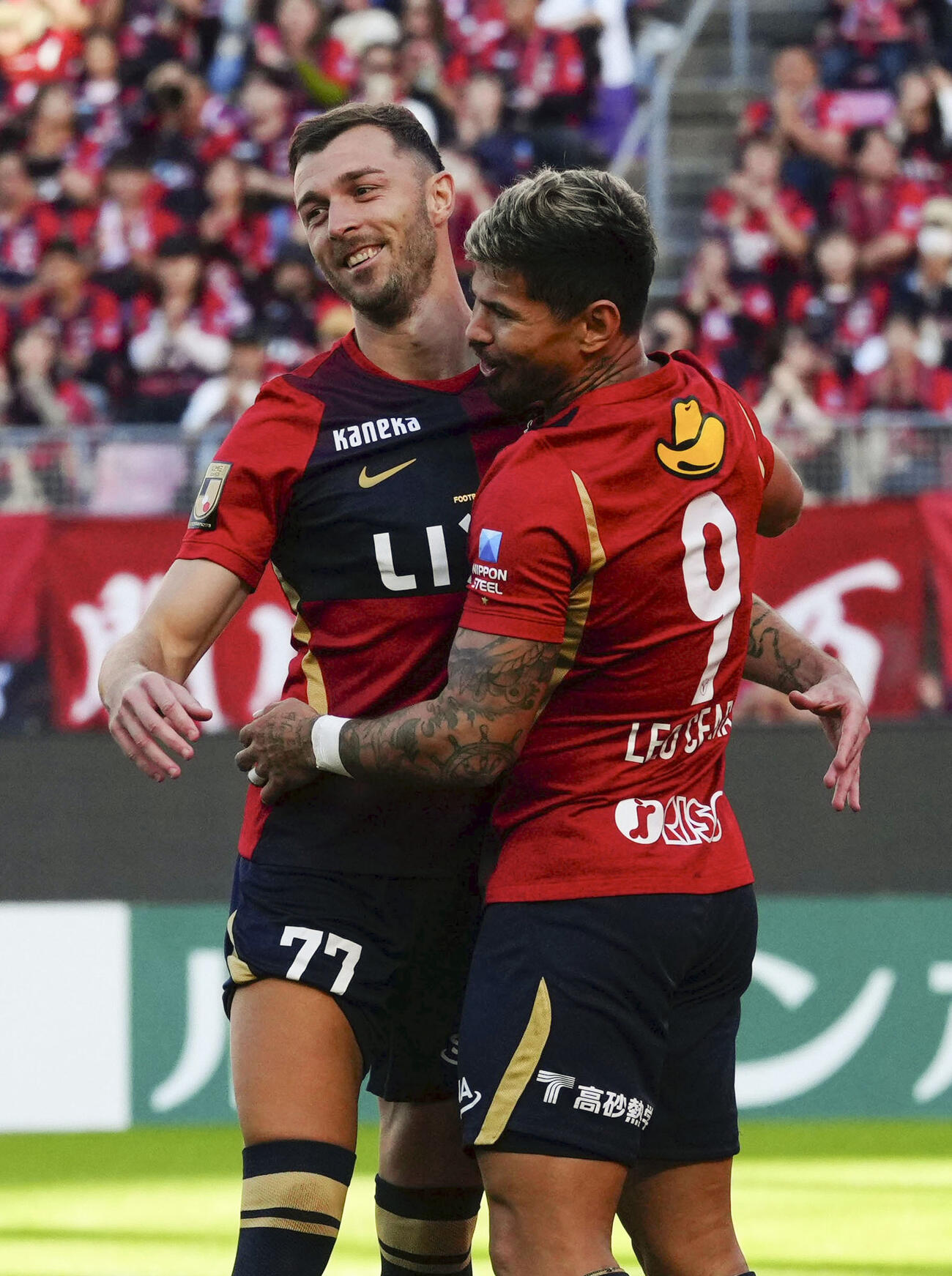 鹿島－長崎　前半、先制PKを決め、チャブリッチに祝福される鹿島・レオセアラ（右、共同）