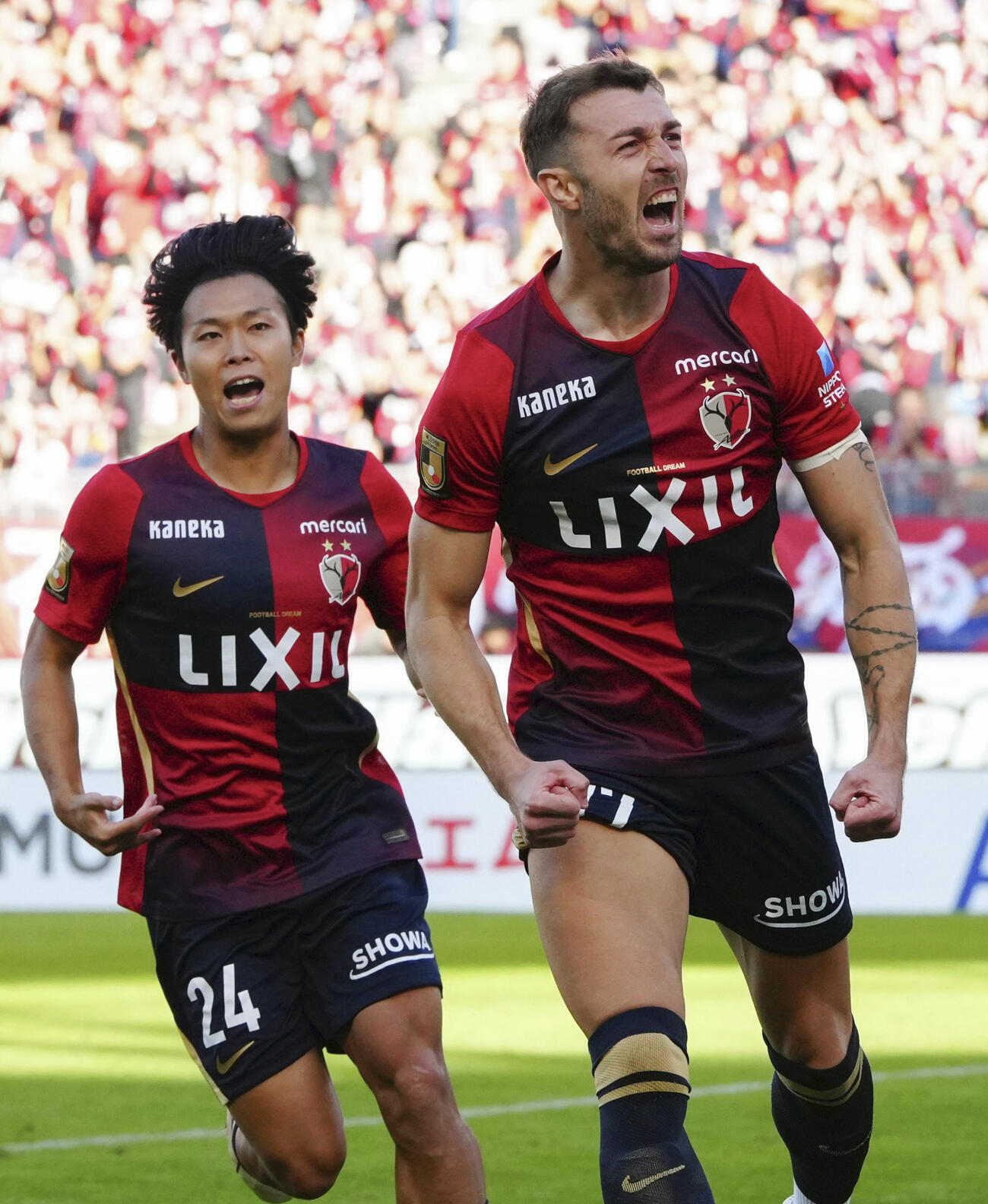 鹿島対長崎　前半、チーム2点目のゴールを決め喜ぶ鹿島チャブリッチ（右）