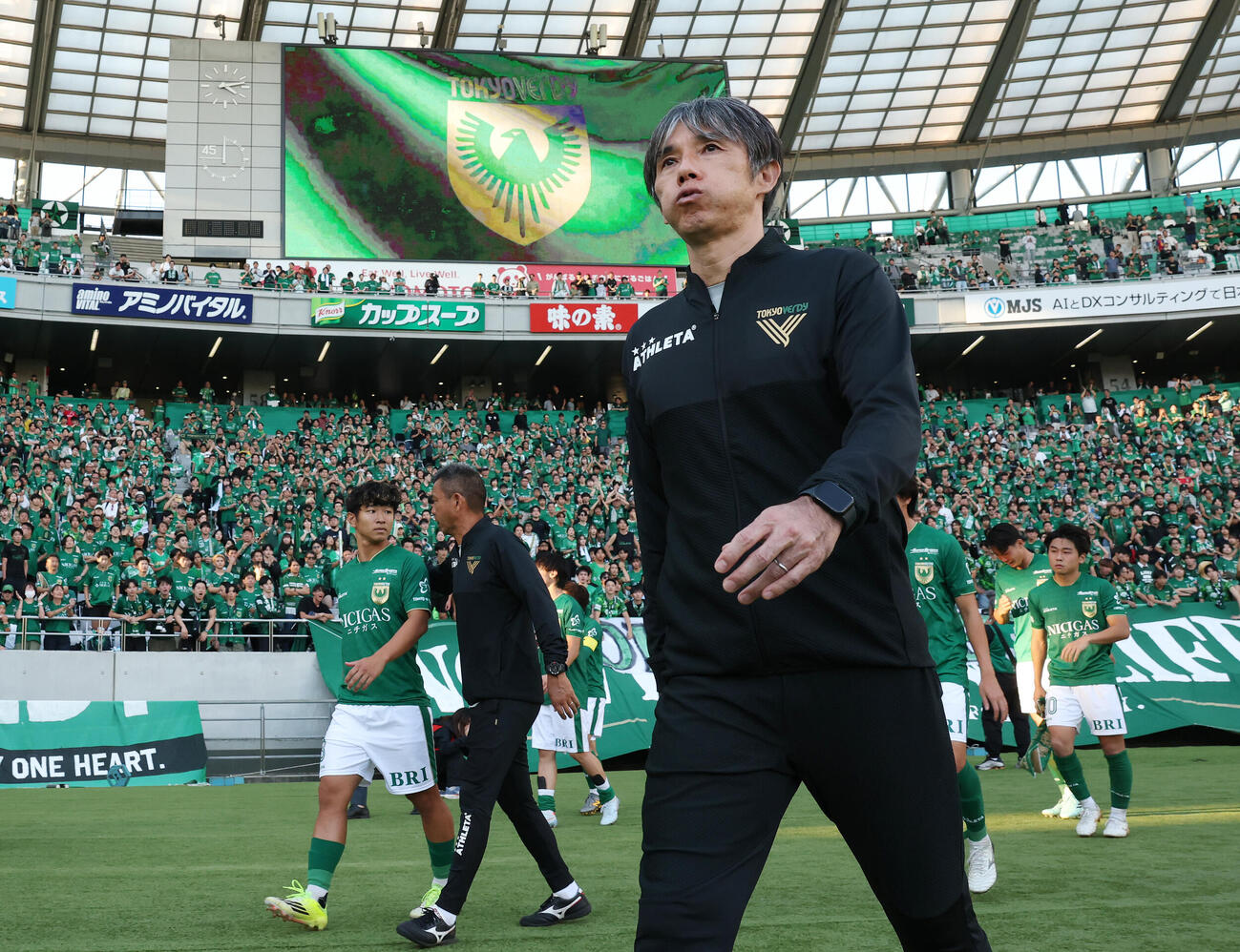 東京V対東京　試合後、厳しい表情で引き揚げる東京V相馬直樹監督（撮影・宮地輝）