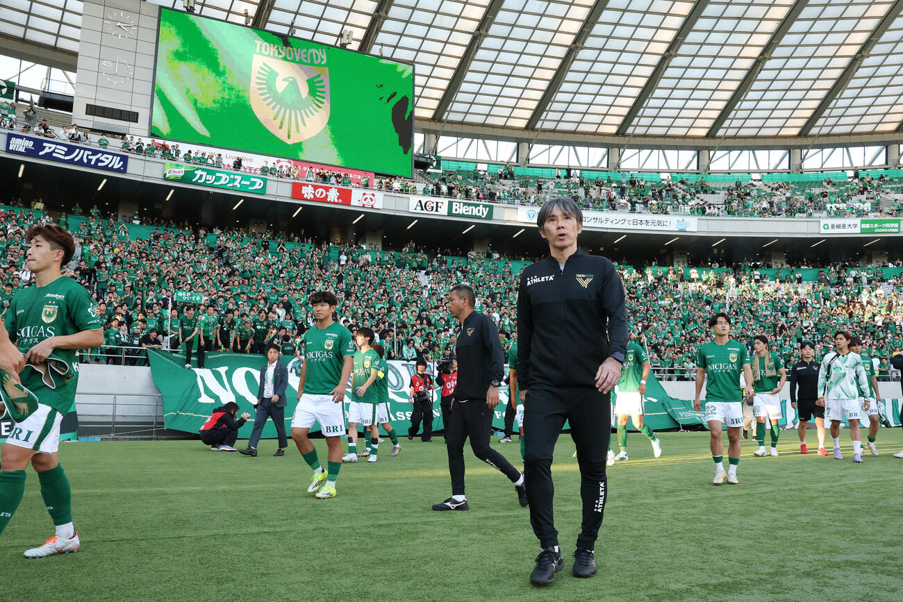 東京V対東京　試合後、厳しい表情で引き揚げる東京V相馬直樹監督（撮影・宮地輝）