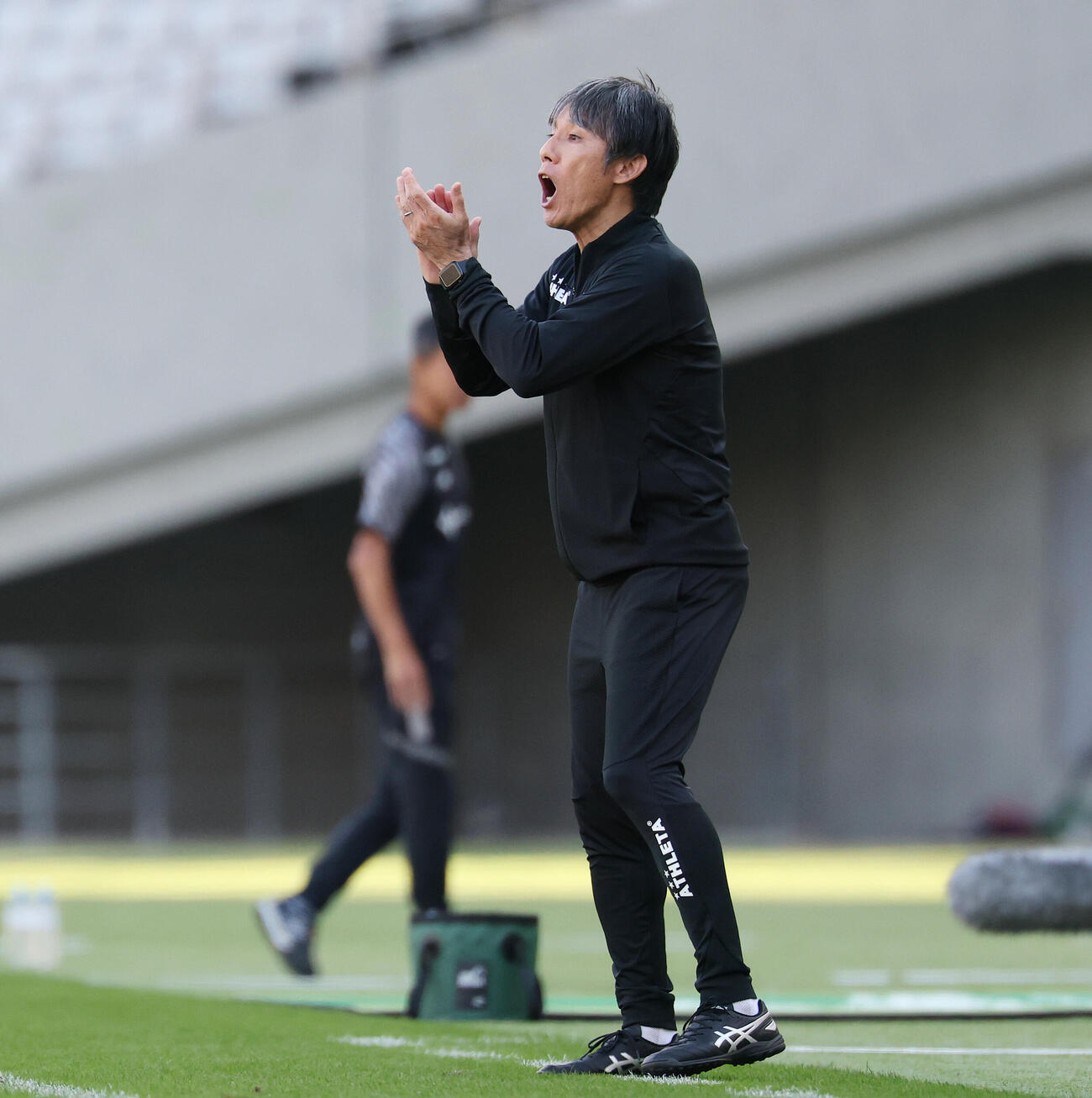 東京V対東京　前半、手をたたく東京V相馬直樹監督（撮影・宮地輝）