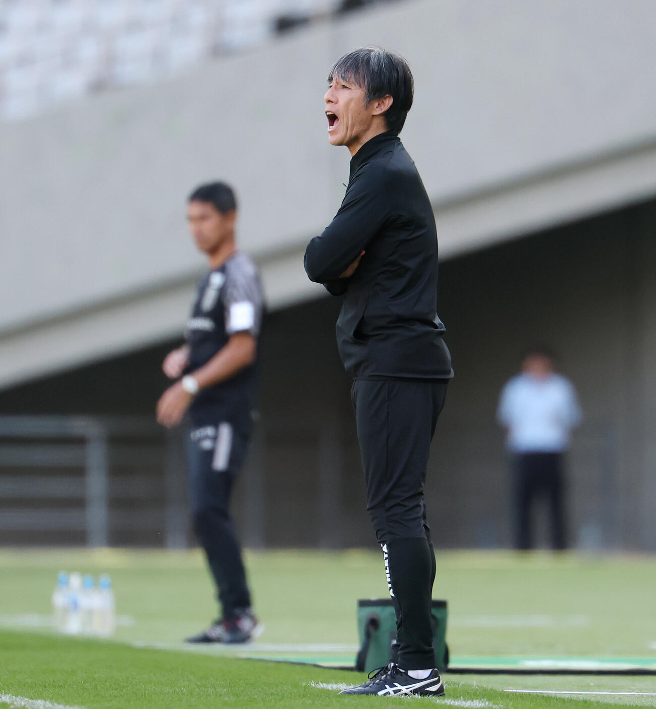 東京V対東京　前半、指示を出す東京V相馬直樹監督（撮影・宮地輝）