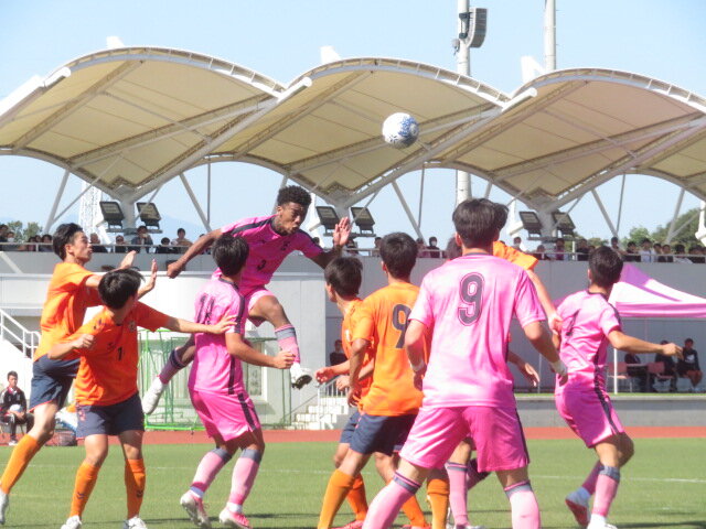 延長前半2分にヘディングシュートで決勝点を奪う日大藤沢DF橋本ジュア