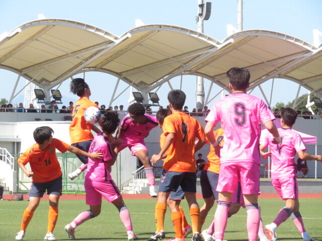 延長前半2分にヘディングシュートで決勝点を奪う日大藤沢DF橋本ジュア